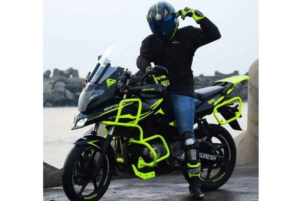 Touring Bajaj Pulsar 220